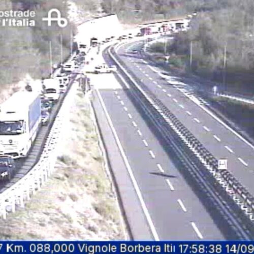 Furgone ribaltato sulla A7 tra Vignole e Serravalle: autostrada riaperta. Traffico su una sola corsia