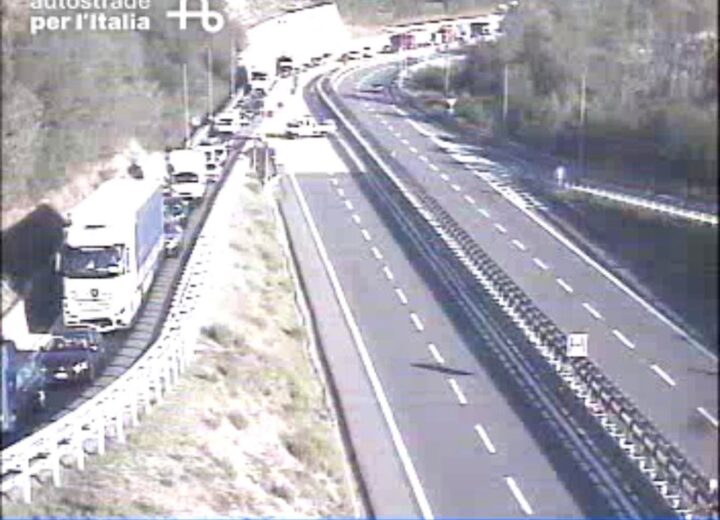 Furgone ribaltato sulla A7 tra Vignole e Serravalle: autostrada riaperta. Traffico su una sola corsia