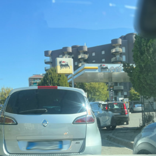 Tetto a benzina e diesel Eni. Code dai distributori e casi di carburante esaurito