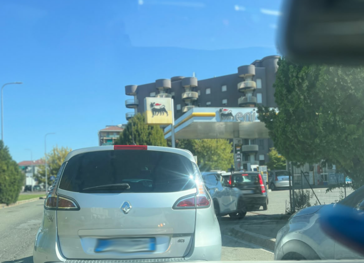 Tetto a benzina e diesel Eni. Code dai distributori e casi di carburante esaurito