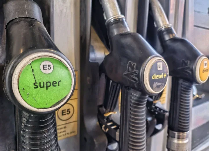 Carburanti, caos su prezzi alla pompa: calo per benzina e diesel, sale il gasolio