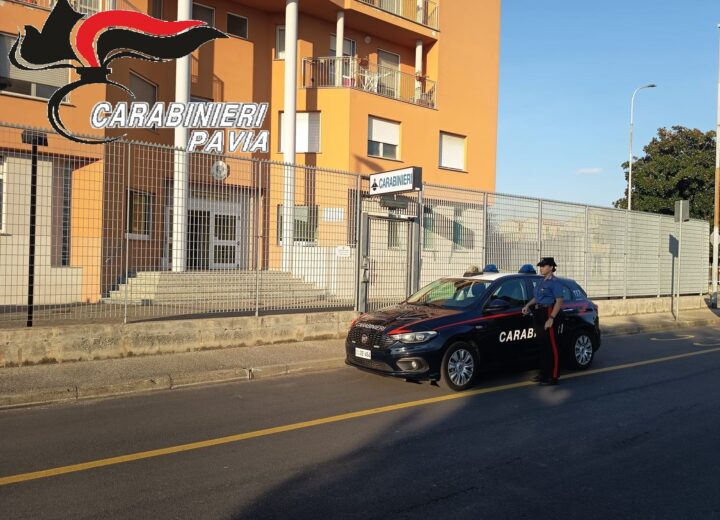 Accerchiano studentessa, la sporcano di vernice e non la fanno salire sul treno: 21 giovani denunciati