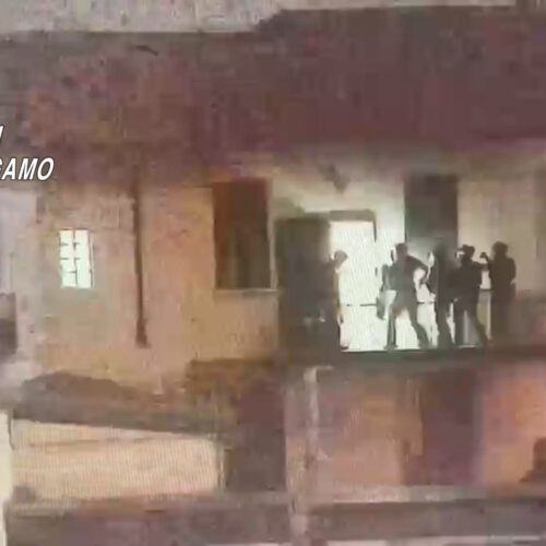 Arrestati a Vigevano due responsabili della sparatoria in una piscina del Bergamasco: si erano lanciati dal primo piano