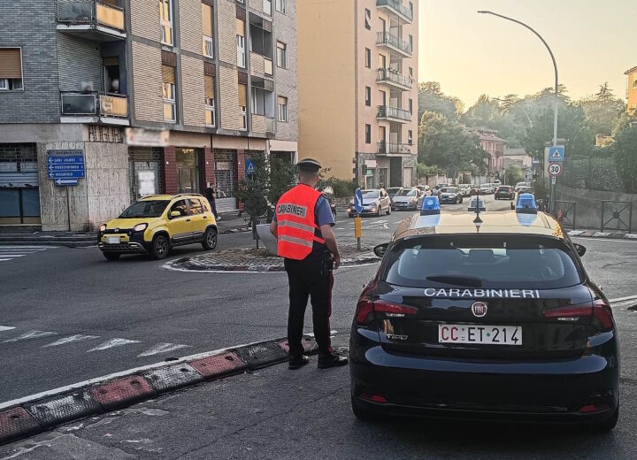Malore alla guida a Novi Ligure, auto contro due veicoli fermi: donna in ospedale