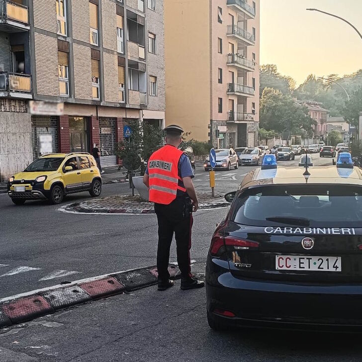 Malore alla guida a Novi Ligure, auto contro due veicoli fermi: donna in ospedale