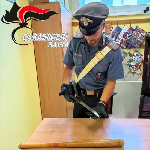 Denunciato dopo l’alt: nell’auto una mazza da baseball e un coltello di 34 centimetri