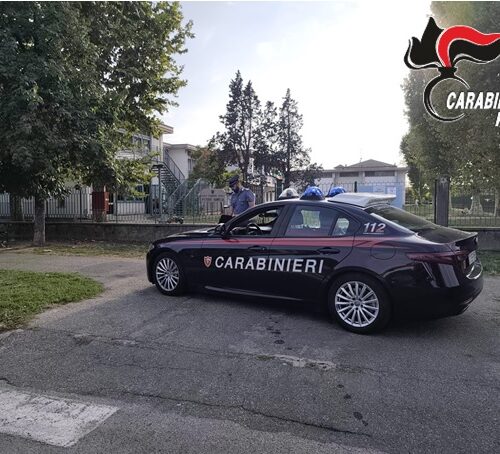 Si abbassa i pantaloni davanti alla scuola all’uscita dei bambini: 34enne bloccato e denunciato