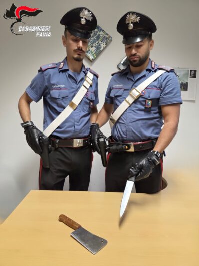 Trovato a girare in strada a Casorate Primo con un coltello e una mannaia: denunciato