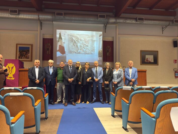 La Polizia di Stato celebra San Michele Arcangelo: in Questura svelata l’opera di Massimo Ippoliti