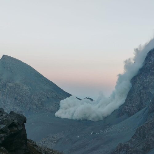 Frana sul Monviso vicino al Rifugio Sella: Soccorso Alpino alla ricerca di un escursionista