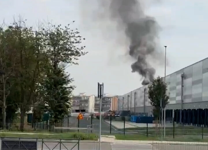 Incendio di un capannone in zona D3 ad Alessandria: prosegue il lavoro dei Vigili del Fuoco