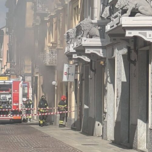 Incendio in un negozio di via Trotti: sul posto i Vigili del Fuoco