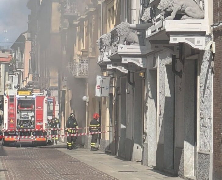 Incendio in un negozio di via Trotti: sul posto i Vigili del Fuoco