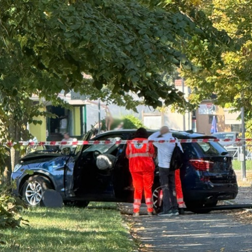 Auto fuori strada in viale Teresa Michel