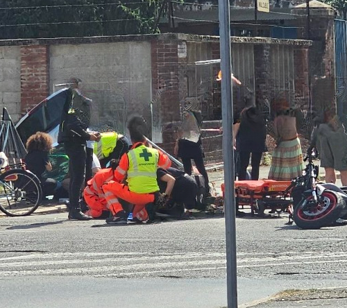 Scontro tra un’auto e una moto in corso Borsalino ad Alessandria: due persone ferite