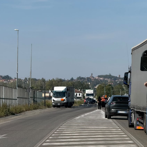 Violento scontro davanti al carcere di San Michele: strada bloccata