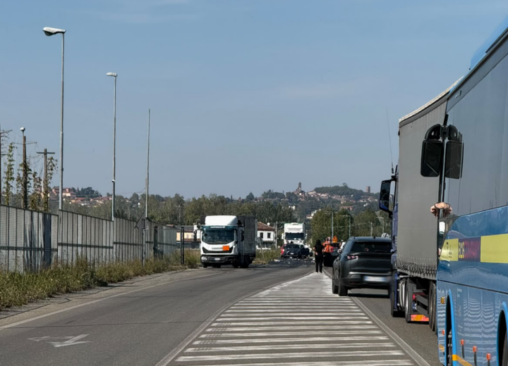 Violento scontro davanti al carcere di San Michele: strada bloccata