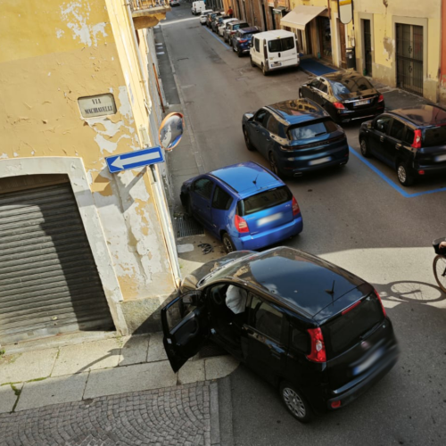 Scontro in via Pontida e auto contro il muro. I residenti chiedono interventi per la sicurezza