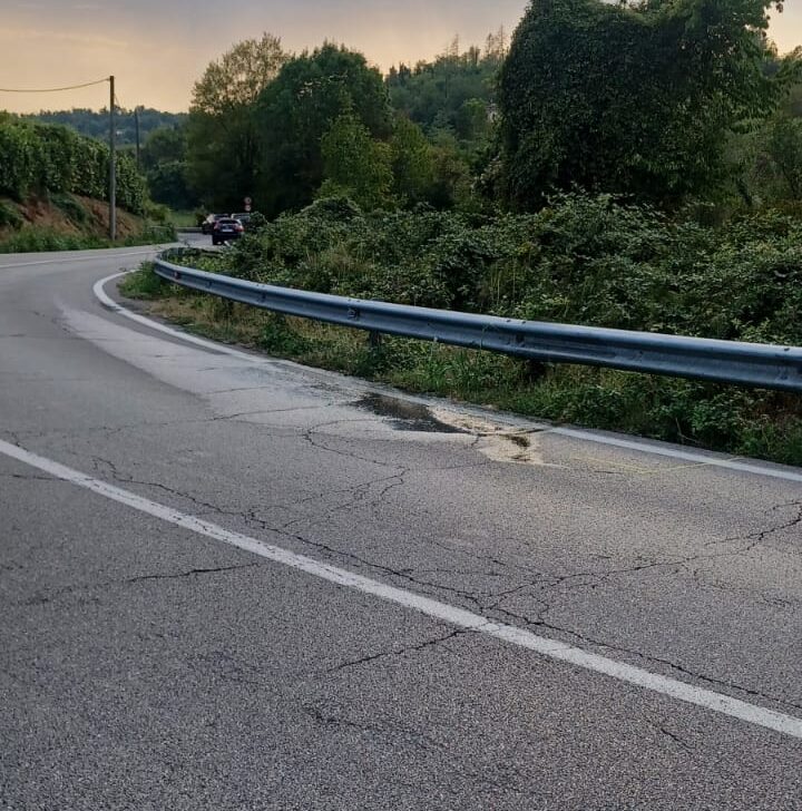 Lavori di riparazione di una conduttura idrica sulla strada Colla: traffico rallentato