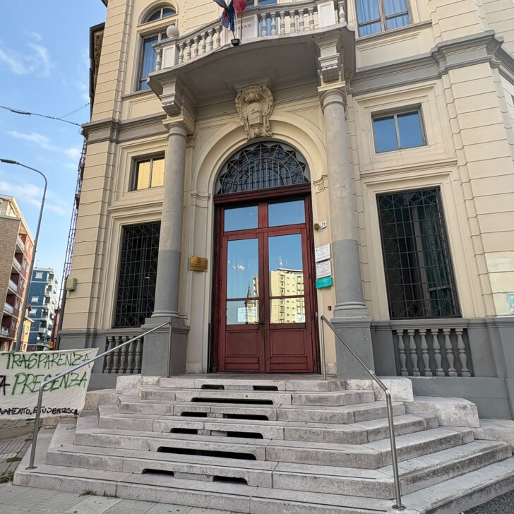 I lavori al tetto del Liceo Eco e la paura dell’amianto. Protesta degli studenti