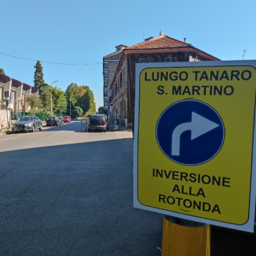 “Molte auto contromano”: la segnalazione sul divieto di transito non rispettato in Lungo Tanaro S. Martino