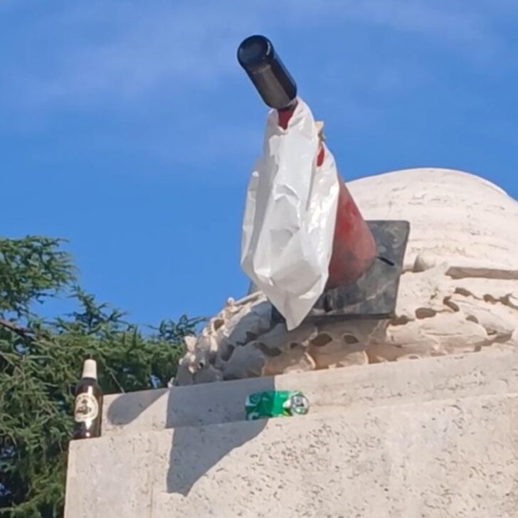 A Valenza irriso il monumento ai Caduti con bottiglie di birra e un sacchetto: sindaco annuncia più telecamere