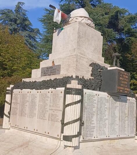 A Valenza irriso il monumento ai Caduti con bottiglie di birra e un sacchetto: sindaco annuncia più telecamere