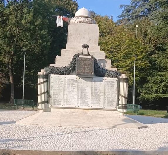 A Valenza irriso il monumento ai Caduti con bottiglie di birra e un sacchetto: sindaco annuncia più telecamere