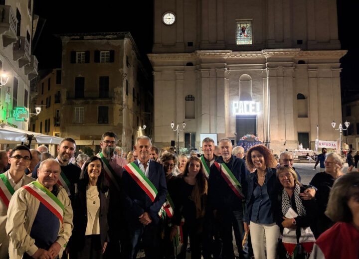 Ovada ha camminato per la pace: fiaccolata nel centro cittadino