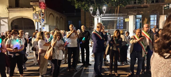 Ovada ha camminato per la pace: fiaccolata nel centro cittadino