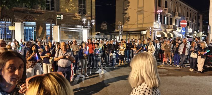 Ovada ha camminato per la pace: fiaccolata nel centro cittadino