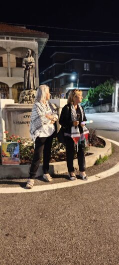 Ovada ha camminato per la pace: fiaccolata nel centro cittadino