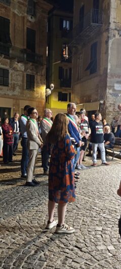 Ovada ha camminato per la pace: fiaccolata nel centro cittadino