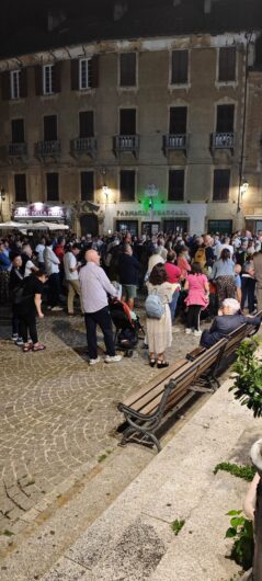 Ovada ha camminato per la pace: fiaccolata nel centro cittadino