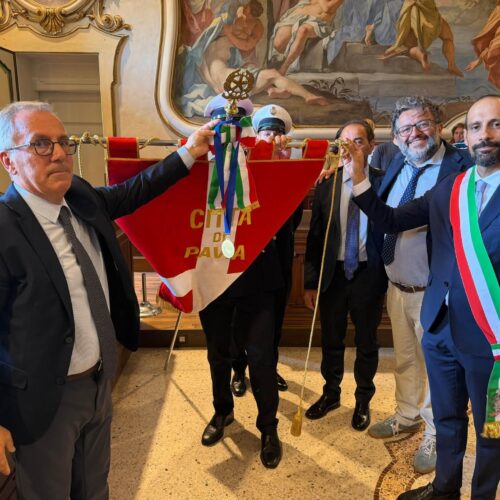 Pavia entra nella Rete delle Città del Sollievo: la medaglia sul gonfalone del Comune