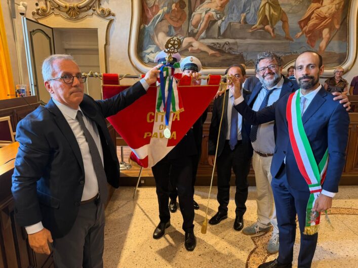 Pavia entra nella Rete delle Città del Sollievo: la medaglia sul gonfalone del Comune
