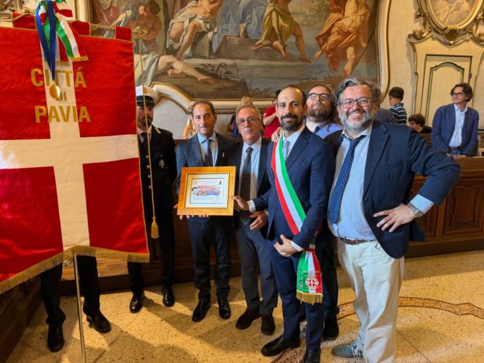 Pavia entra nella Rete delle Città del Sollievo: la medaglia sul gonfalone del Comune
