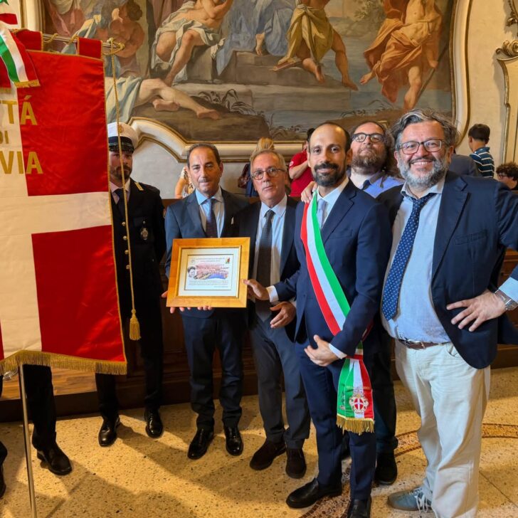 Pavia entra nella Rete delle Città del Sollievo: la medaglia sul gonfalone del Comune