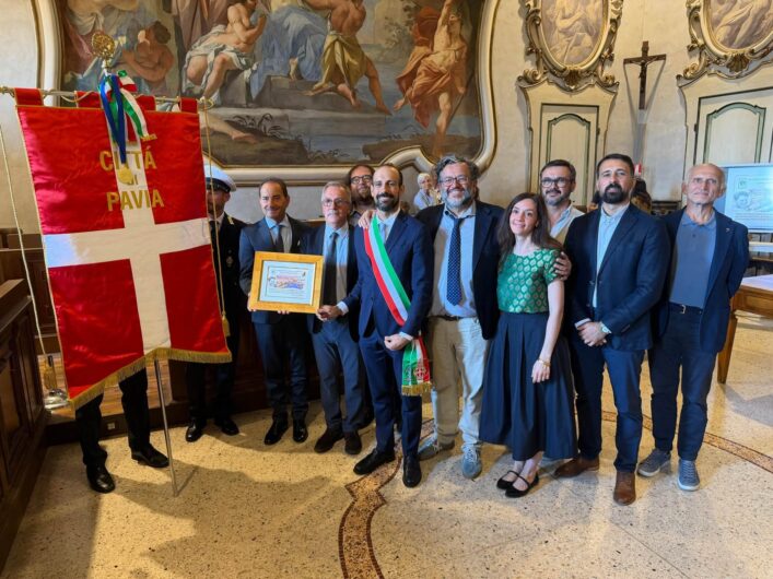 Pavia entra nella Rete delle Città del Sollievo: la medaglia sul gonfalone del Comune