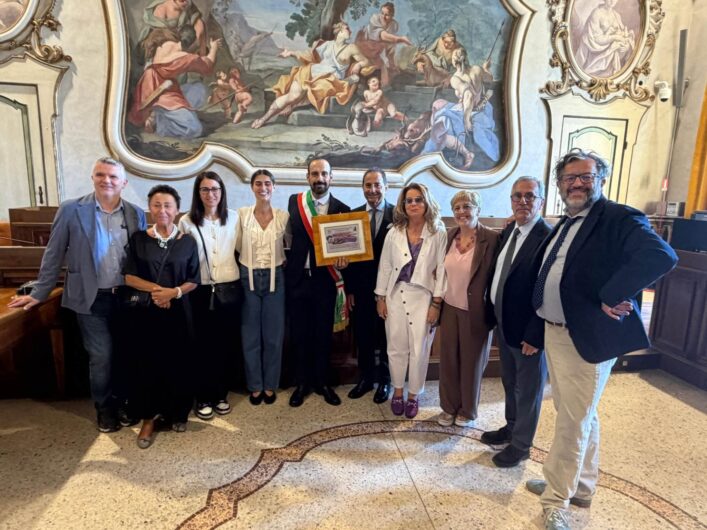 Pavia entra nella Rete delle Città del Sollievo: la medaglia sul gonfalone del Comune