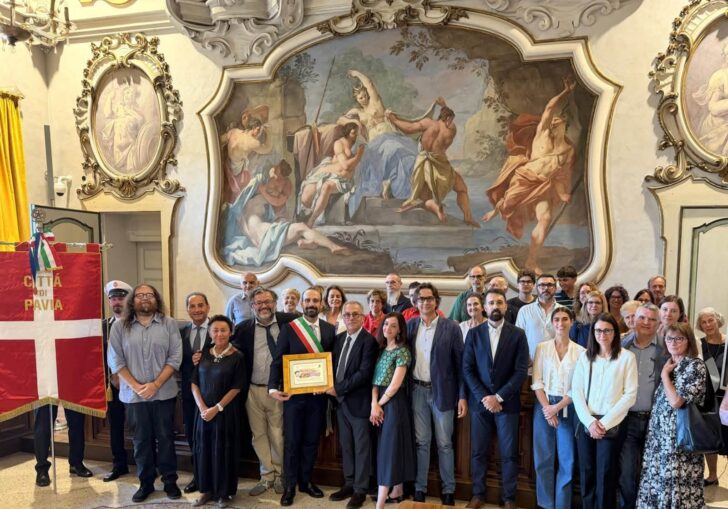 Pavia entra nella Rete delle Città del Sollievo: la medaglia sul gonfalone del Comune