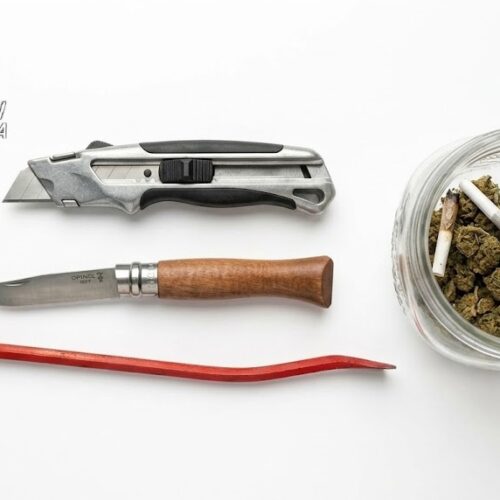 Un coltello, un taglierino, un piede di porco e marijuana: denunce e segnalazioni durante i controlli dei Carabinieri a Pavia