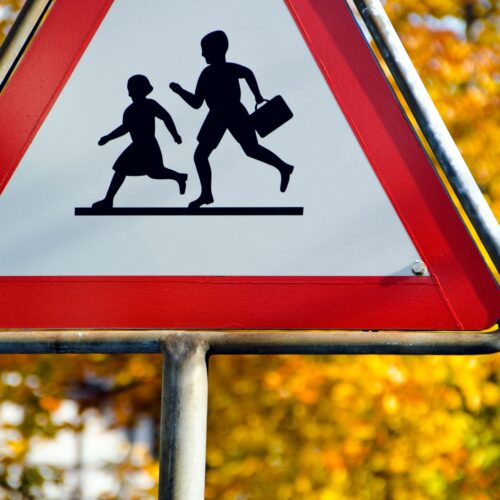 Dalle capitali europee il nuovo indirizzo: vie chiuse davanti alle scuole. E da noi?
