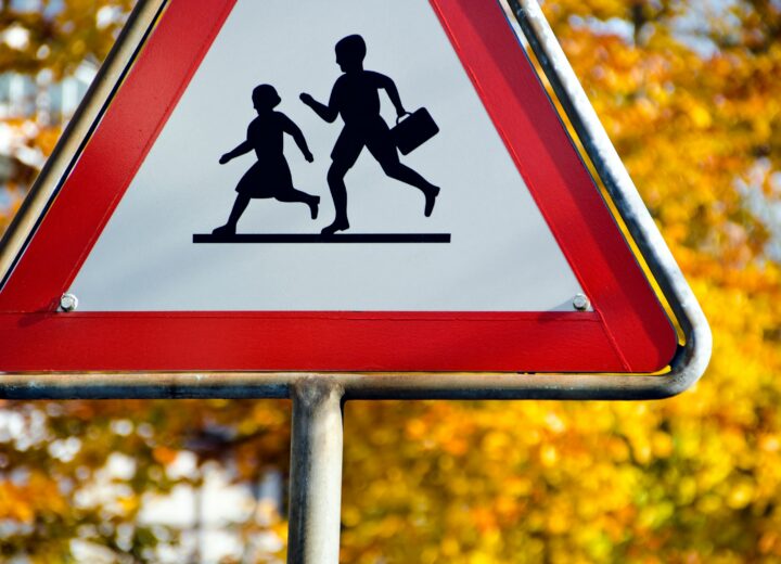 Dalle capitali europee il nuovo indirizzo: vie chiuse davanti alle scuole. E da noi?