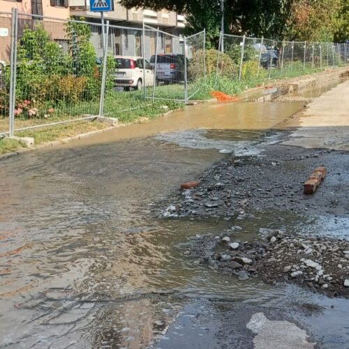 Rottura di una conduttura idrica in spalto Borgoglio ad Alessandria: mancherà l’acqua per circa sei ore