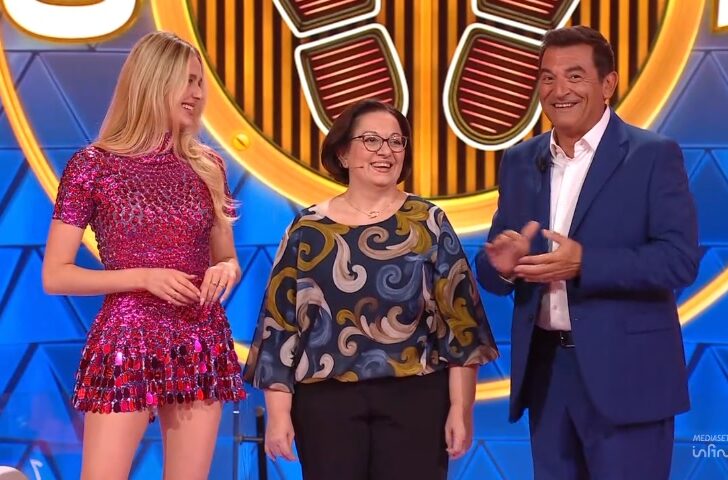 Una professoressa alessandrina protagonista su Canale 5: Sara vince 10 mila euro a “Caduta libera”