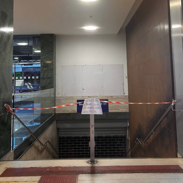 Sottopasso della stazione di Alessandria chiuso. L’azienda: “problemi di illuminazione, i tecnici stanno riparando”