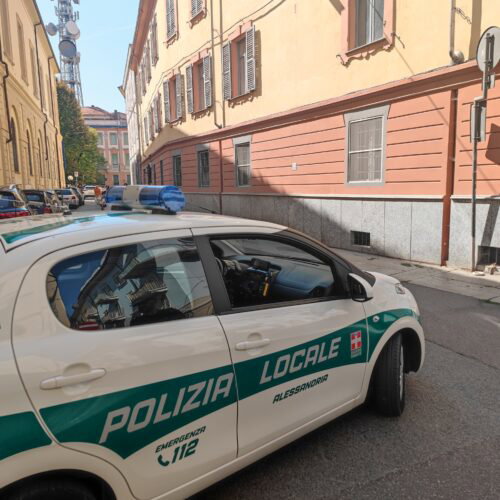 Strade scolastiche: ad Alessandria i genitori dei bimbi della De Amicis invocano la fioriera anti-auto