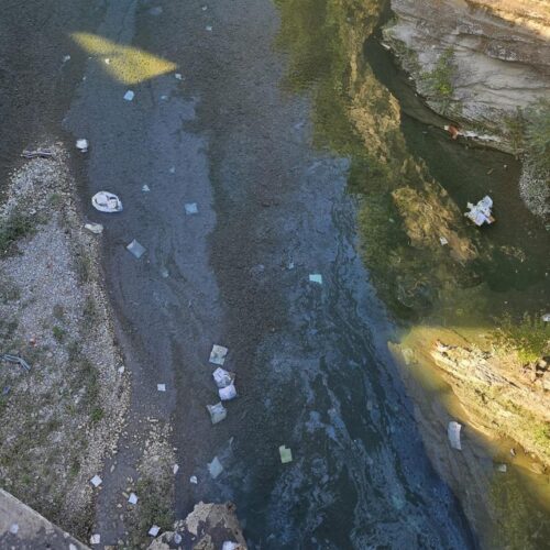 Individuato il tipo di vernice nel torrente Scrivia dopo l’incidente sulla A7: prelevati campioni di acqua
