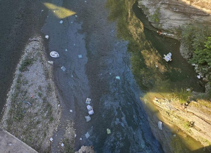 Individuato il tipo di vernice nel torrente Scrivia dopo l’incidente sulla A7: prelevati campioni di acqua